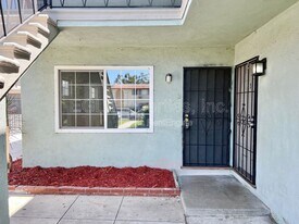 11535 Sylvan St in Los Angeles, CA - Building Photo