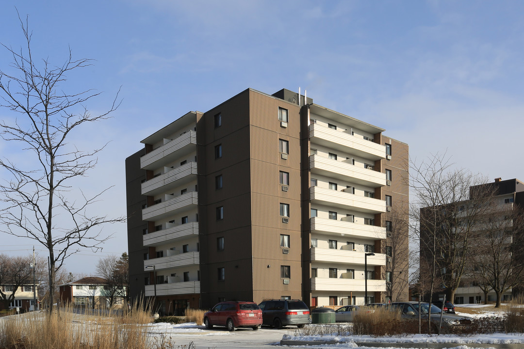 Chicopee Terrace in Kitchener, ON - Building Photo