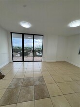 2301 SW 27th Ave, Unit 706 in Miami, FL - Foto de edificio - Building Photo