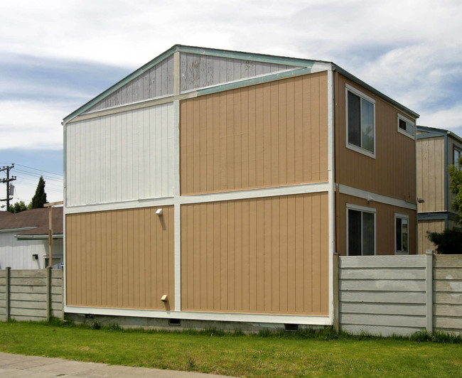 1318 California Ave in San Pablo, CA - Foto de edificio - Building Photo