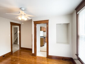 2836 Linwood Ave, Unit 2 in Cincinnati, OH - Foto de edificio - Building Photo