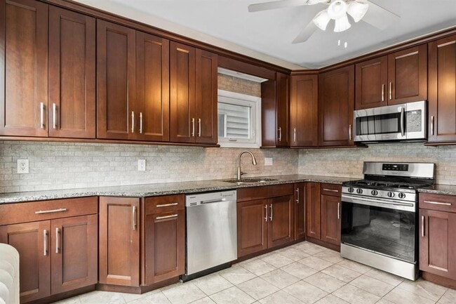 57 W 5th St in Bayonne, NJ - Building Photo - Building Photo