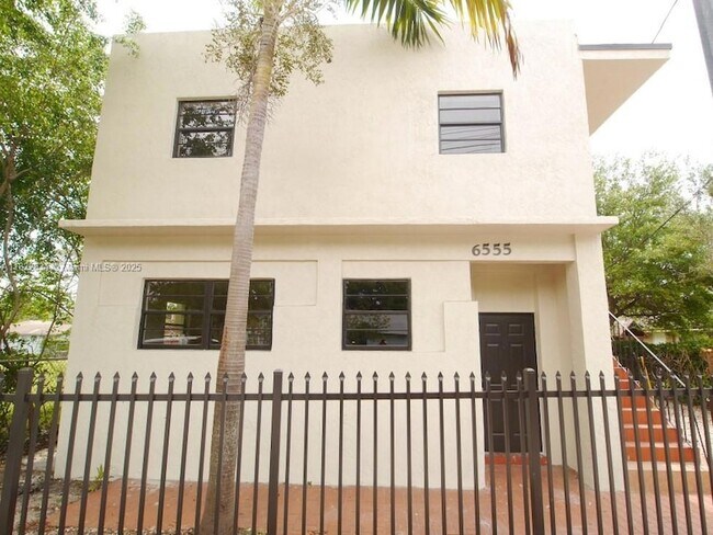 6555 SW 59th Pl, Unit 3 in South Miami, FL - Building Photo - Building Photo