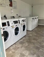 Beachside Apartments in Anaheim, CA - Foto de edificio - Building Photo