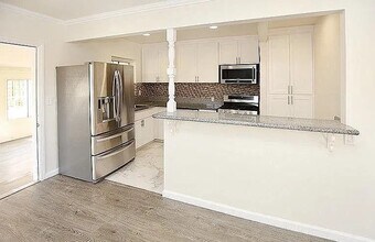 7914 Agnes Ave in North Hollywood, CA - Foto de edificio - Building Photo