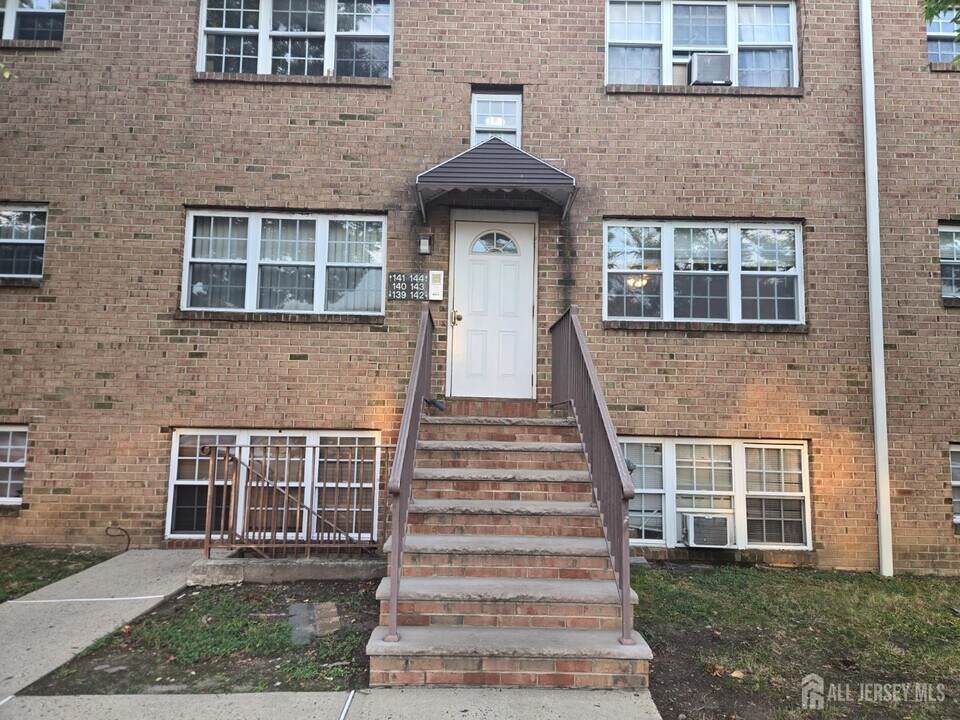 143 College Dr in Edison, NJ - Building Photo