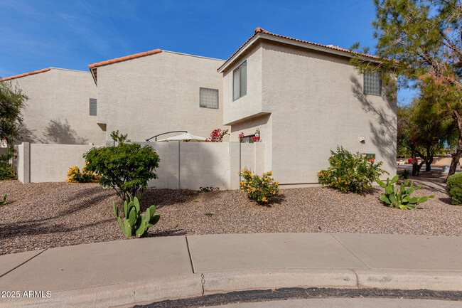 1074 Sunburst Ln in Tempe, AZ - Building Photo - Building Photo