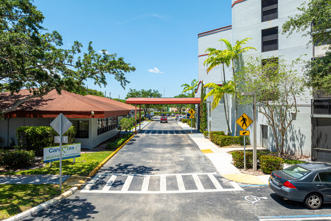 Pines Point in Pembroke Pines, FL - Foto de edificio - Building Photo