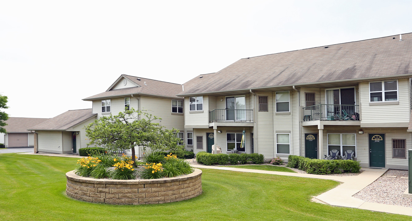 The Seasons Apartments in Sussex, WI - Foto de edificio