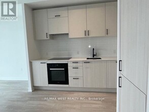 1 Quarrington Lane in North York, ON - Building Photo - Building Photo