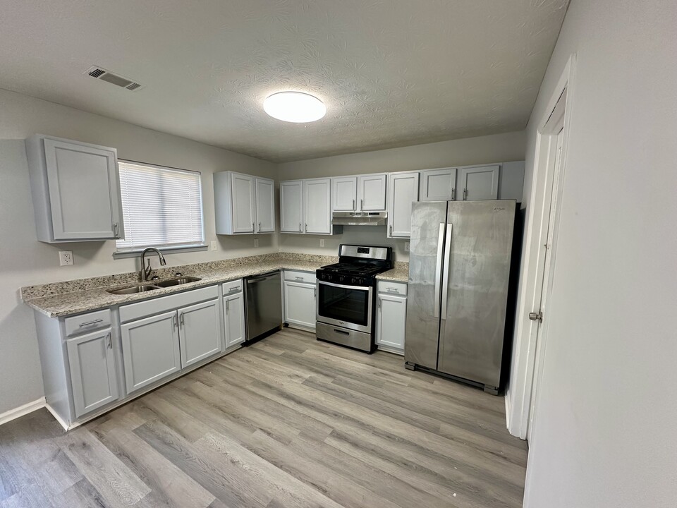 1749 Hunting Creek Dr SE in Conyers, GA - Building Photo