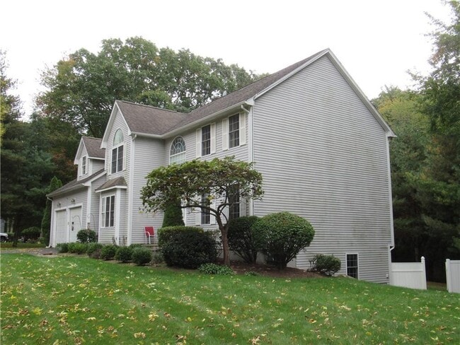 70 Cavalier Dr in East Greenwich, RI - Building Photo - Building Photo