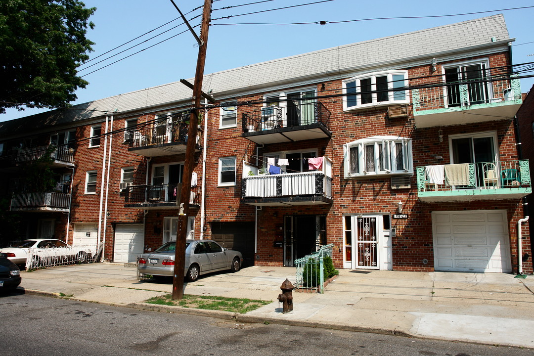 14415-14423 38th Ave in Flushing, NY - Building Photo