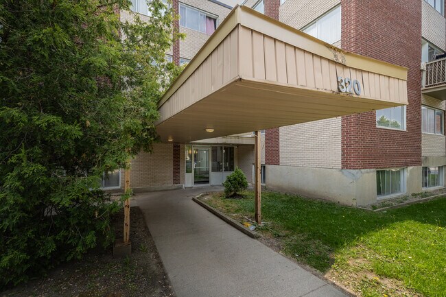 320 Thompson Boul in St. Laurent, QC - Building Photo - Building Photo
