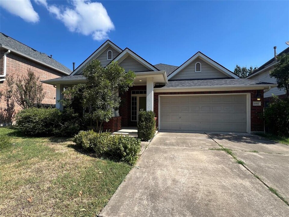 6910 Poncha Pass in Austin, TX - Building Photo