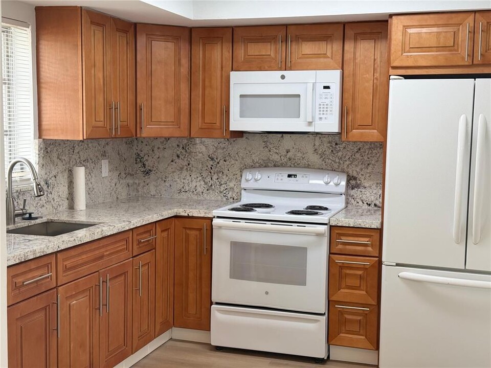 3525 Polk St, Unit 5 in Hollywood, FL - Building Photo
