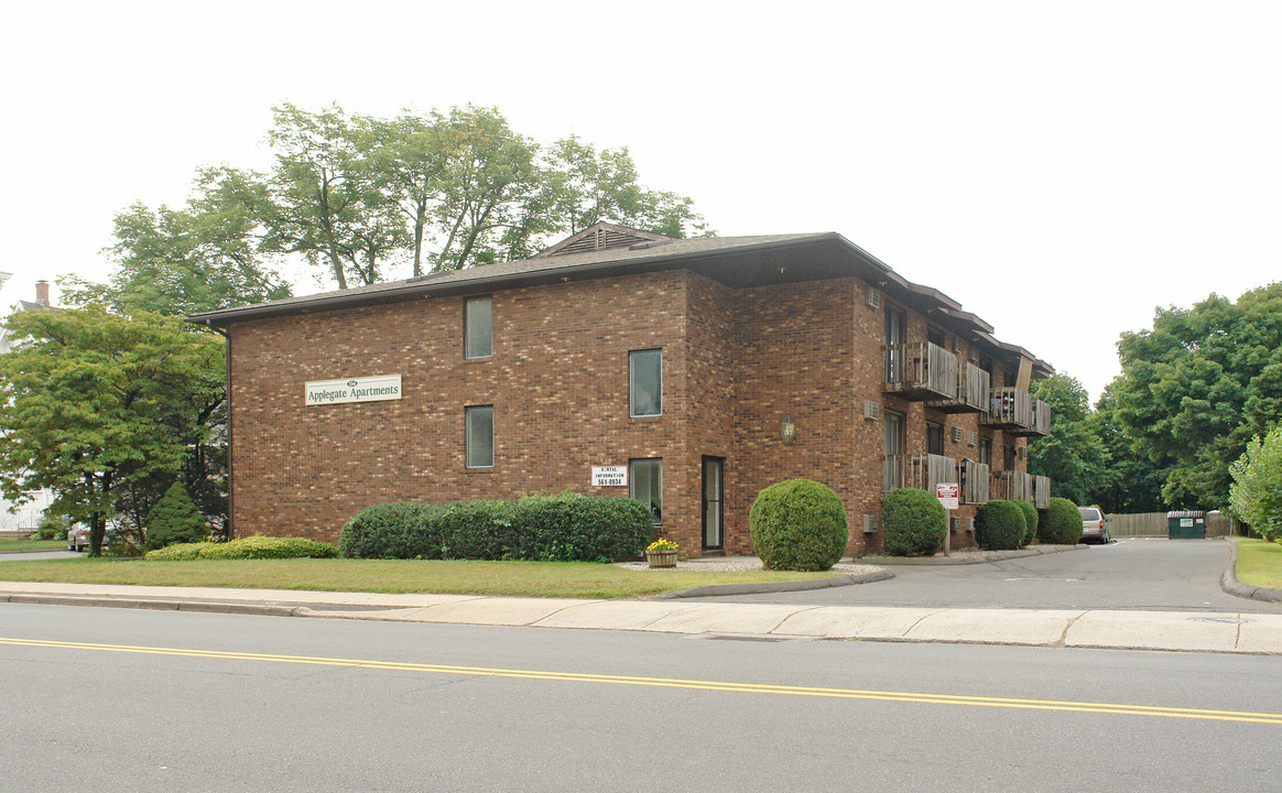 applegate apartments in Plainville, CT - Building Photo