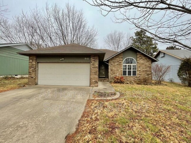 property at 941 W Crestview St