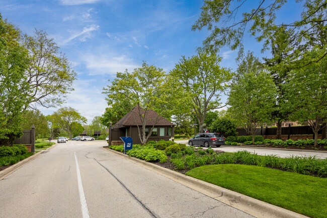 Mission Hills Village in Northbrook, IL - Building Photo - Building Photo