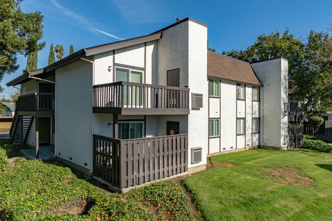 Country Club Apartments in Fairfield, CA - Foto de edificio - Building Photo