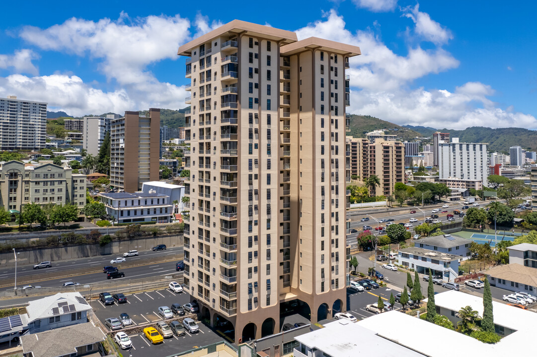 Coronet Apartments in Honolulu, HI - Building Photo