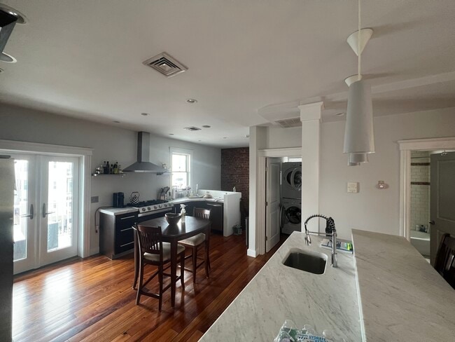 733 E 3rd St, Unit #3, Unit #3