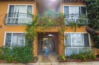 10736 Magnolia Blvd in North Hollywood, CA - Building Photo - Building Photo