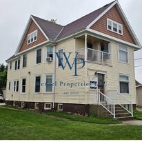 1215 Marshall St, Unit A in Manitowoc, WI - Building Photo