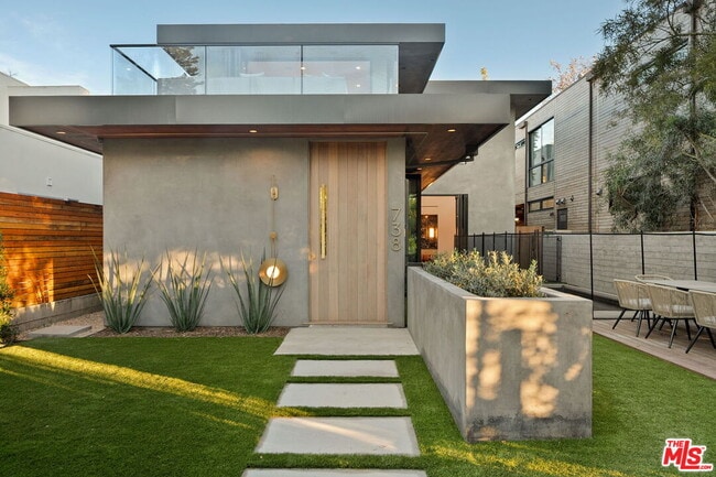 738 Palms Blvd in Los Angeles, CA - Building Photo - Building Photo