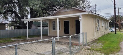 2008 S Olive St in San Antonio, TX - Building Photo - Building Photo