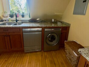 81 Church St, Unit 3 in Newton, MA - Foto de edificio - Building Photo