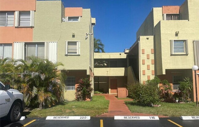 9390 W Flagler St in Miami, FL - Building Photo - Building Photo