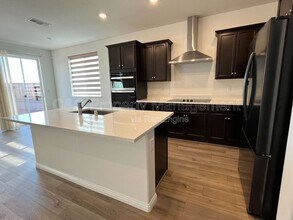 3102 Barnowl Wy in Manteca, CA - Foto de edificio - Building Photo