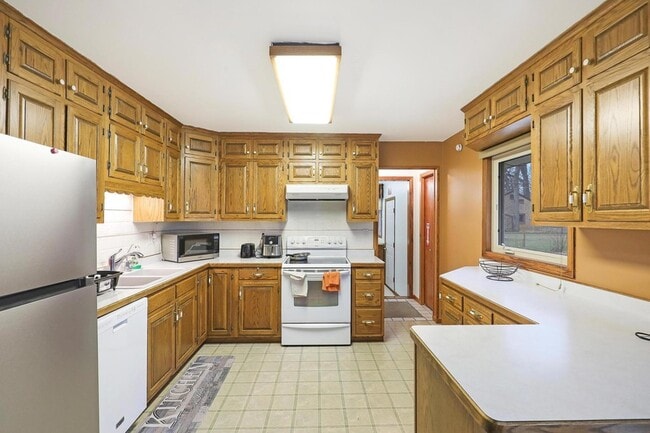 11333 Welcome Ave N in Champlin, MN - Foto de edificio - Building Photo