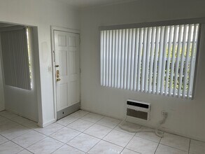1948 NE 172nd St, Unit 3 in North Miami Beach, FL - Building Photo - Building Photo
