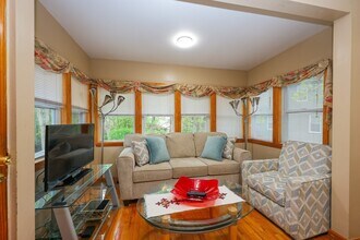 8 Verndale Rd, Unit 2 in Milton, MA - Foto de edificio - Building Photo