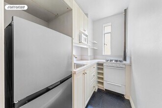 250 W 24 St in New York, NY - Building Photo - Building Photo