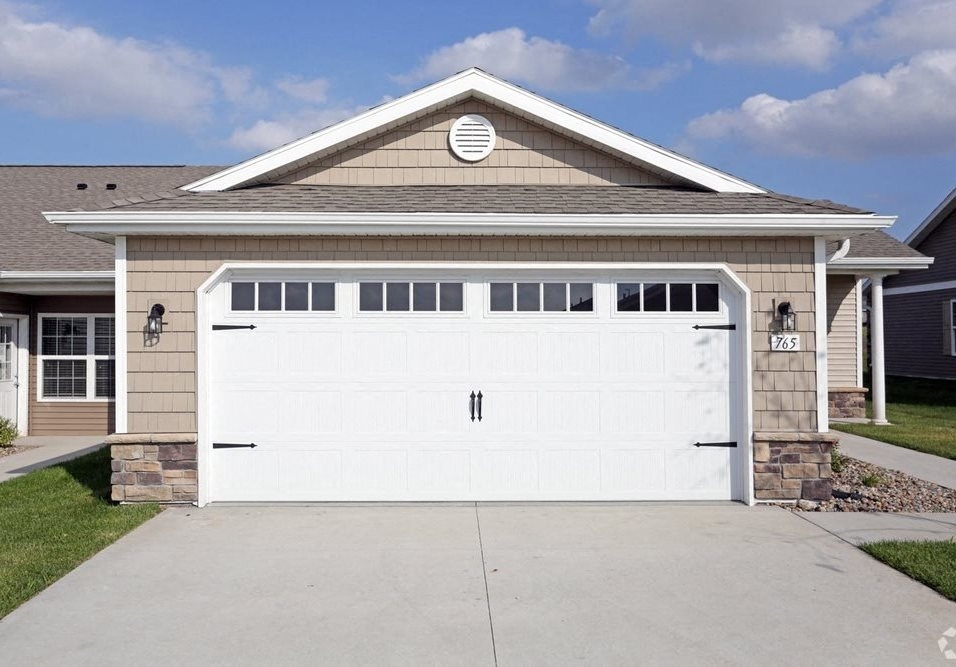 Redwood Waukee Hickman Road in Waukee, IA - Foto de edificio