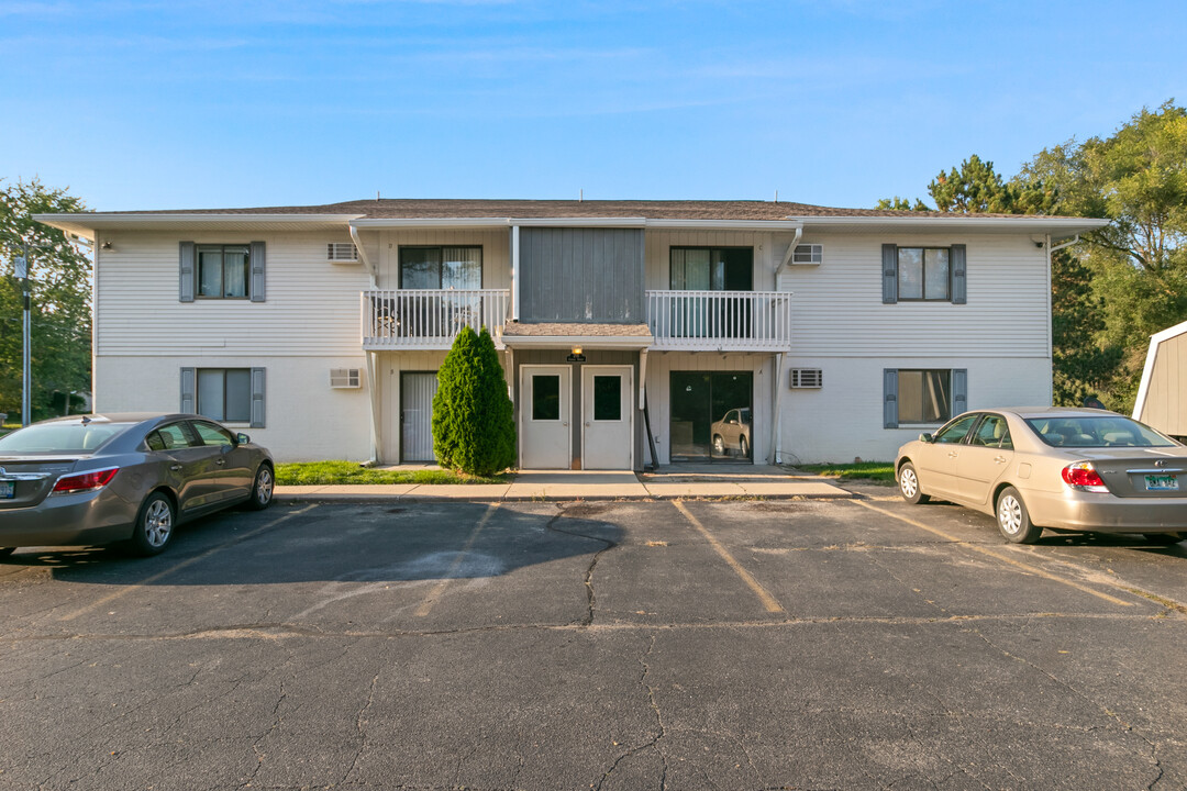 Center Court Apartments in Lowell, MI - Building Photo