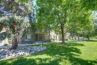 Adrienne Townhomes & Apartments in Lakewood, CO - Foto de edificio - Building Photo