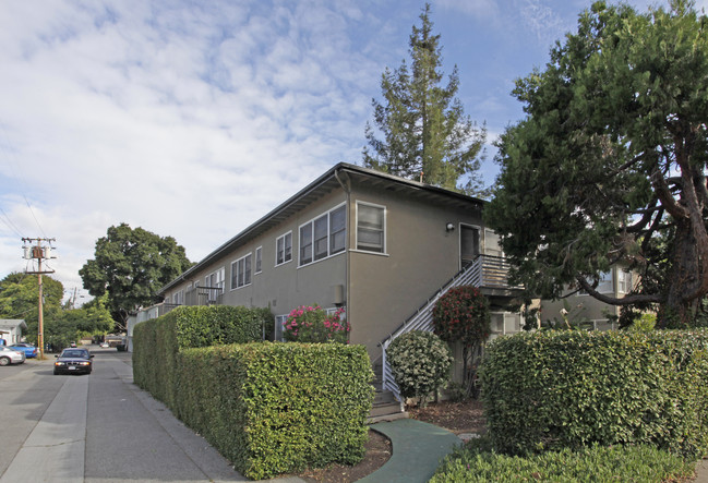 Twin Oak Apartments in Menlo Park, CA - Building Photo - Building Photo