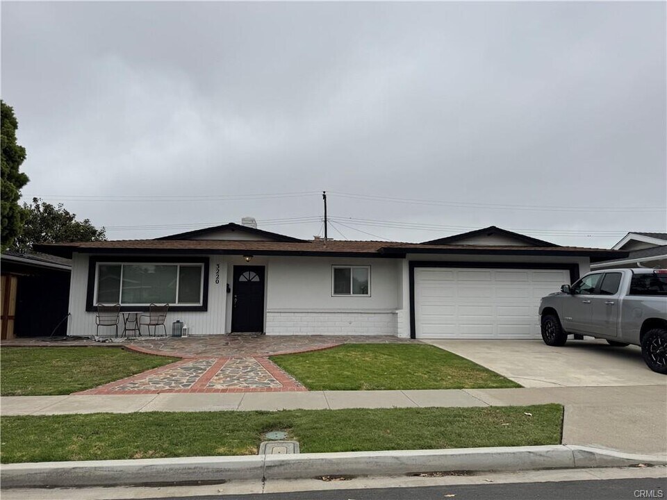 3220 Nebraska Pl in Costa Mesa, CA - Building Photo
