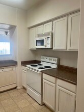 7255 W Sunset Rd in Las Vegas, NV - Building Photo - Building Photo