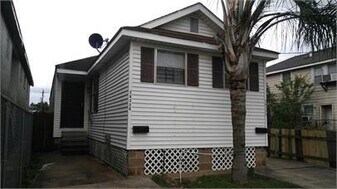 2633 Louisa St in New Orleans, LA - Building Photo