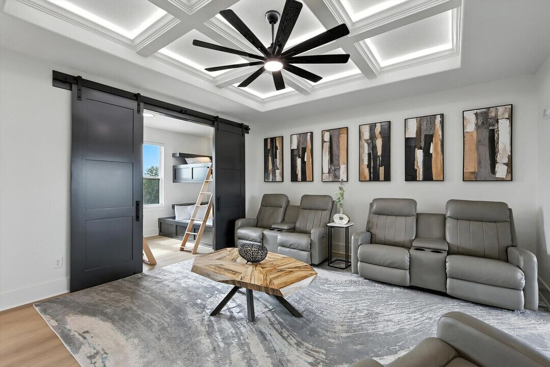 123 Heavens Rdg in Gainesville, TX - Building Photo