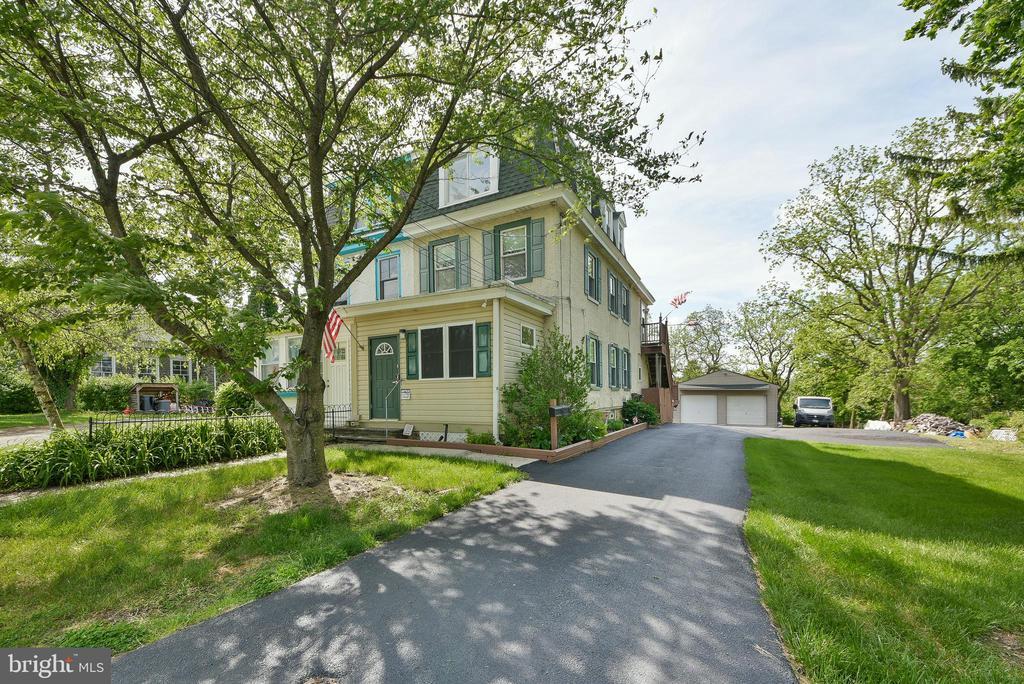 9 W Wissahickon Ave in Flourtown, PA - Building Photo