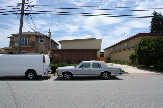 54 E 39th Ave in San Mateo, CA - Foto de edificio - Building Photo