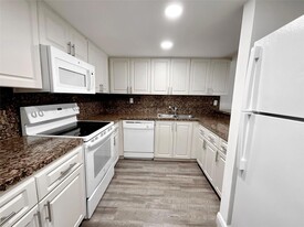 17350 NW 68th Ave, Unit 300-301 in Hialeah, FL - Building Photo