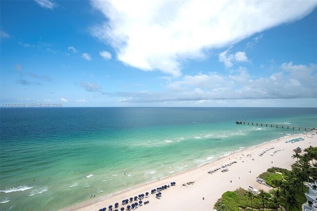 17121 Collins Ave in Sunny Isles Beach, FL - Foto de edificio - Building Photo