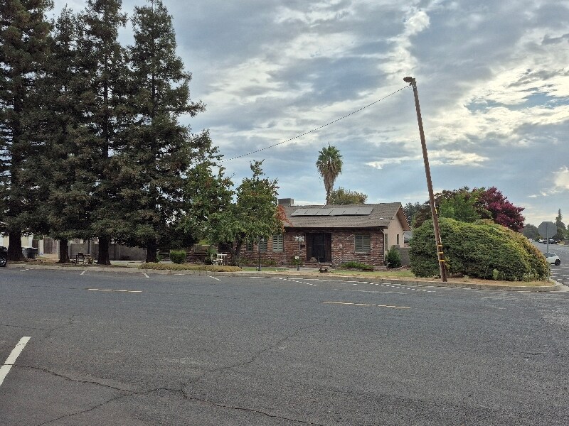 6946 3rd St in Riverbank, CA - Building Photo